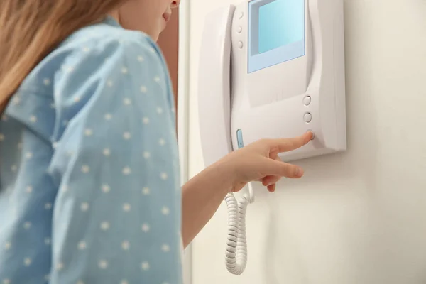 Bonito Menina Pressionando Botão Painel Intercomunicação Dentro Casa Close — Fotografia de Stock