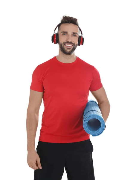 Knappe Man Met Yogamat Koptelefoon Witte Achtergrond — Stockfoto