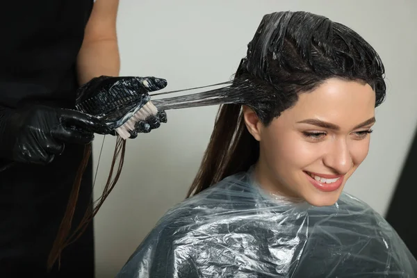 Coiffeur Professionnel Teignant Les Cheveux Client Dans Salon Beauté — Photo
