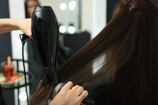 Coiffeur Séchant Les Cheveux Femme Dans Salon Beauté Gros Plan — Photo