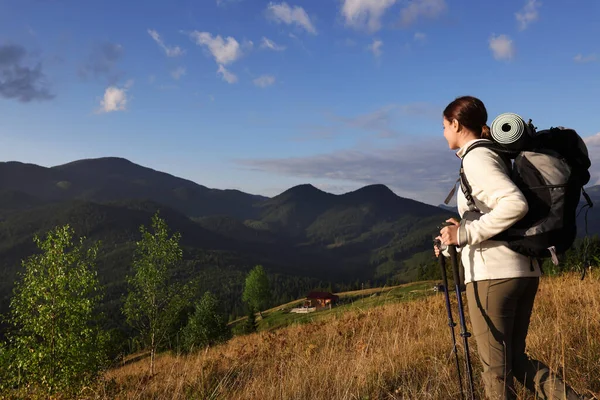 Toerist Met Rugzak Wandelstokken Genietend Van Berglandschap Ruimte Voor Tekst — Stockfoto