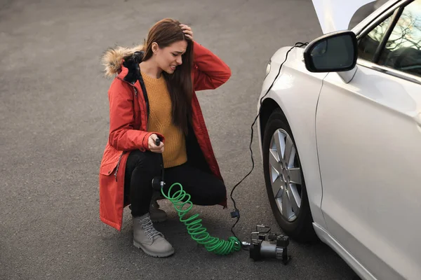 Young Woman Trying Inflate Car Tire Air Compressor Street — 스톡 사진