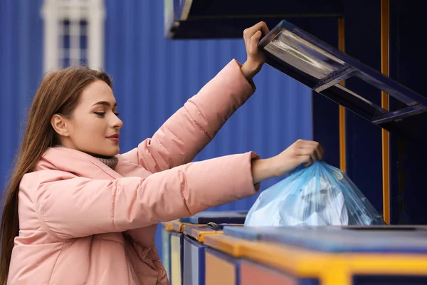 Γυναίκα Πετάει Σκουπίδια Στον Κάδο Στο Σημείο Ανακύκλωσης Στην Ύπαιθρο — Φωτογραφία Αρχείου