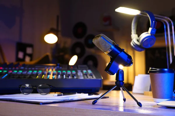 收音机演播室桌上的麦克风和专业混合控制台 — 图库照片