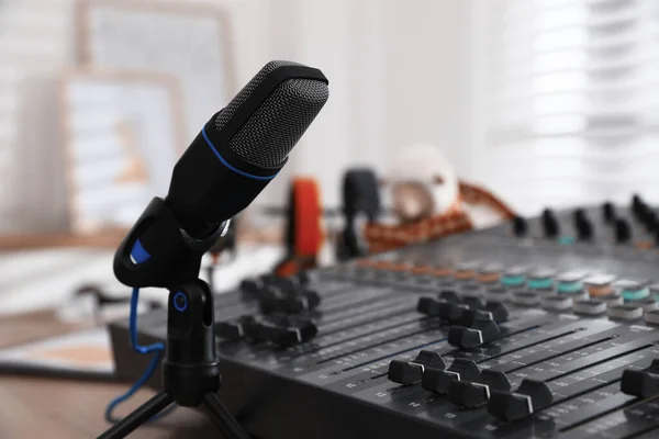 Mikrofon Och Professionell Blandarkonsol Radiostudio — Stockfoto