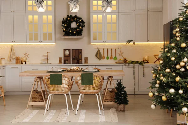 Útulné Prostorné Kuchyně Zdobené Vánoce Návrh Interiéru — Stock fotografie