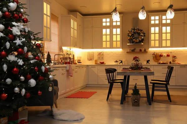 Acogedor Comedor Interior Con Árbol Navidad Hermosa Decoración Festiva —  Fotos de Stock