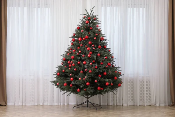 室内窗户附近装饰精美的圣诞树 — 图库照片