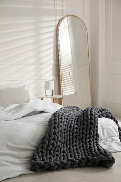 Weiche Klobige Strickdecke Auf Dem Bett Zimmer — Stockfoto