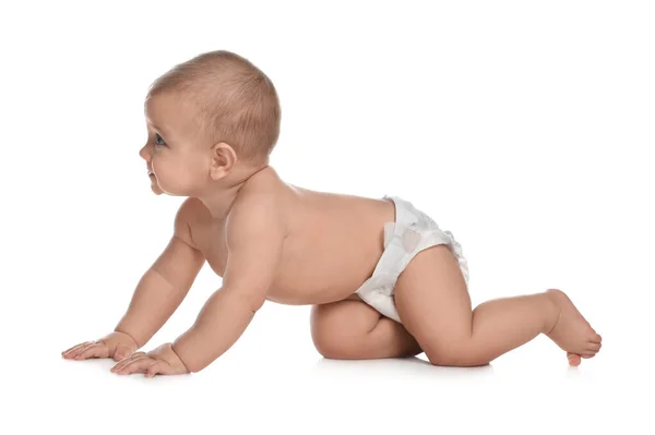 Lindo Bebé Pañal Arrastrándose Sobre Fondo Blanco — Foto de Stock