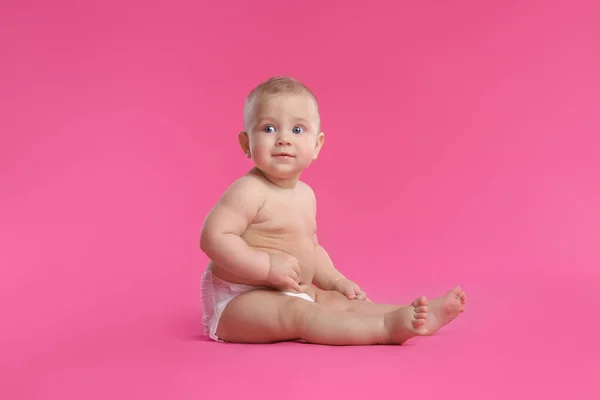 Lindo Bebé Pañal Suave Seco Sentado Sobre Fondo Rosa —  Fotos de Stock