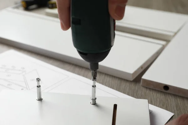 Man Electric Screwdriver Assembling White Furniture Table Closeup — Stockfoto