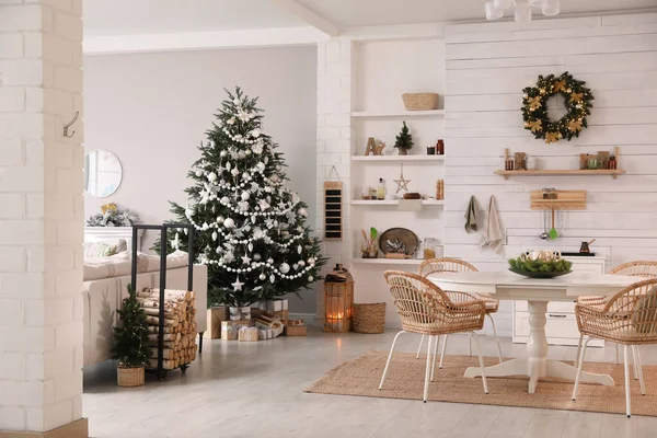 Άνετο Εσωτερικό Τραπεζαρίας Χριστουγεννιάτικο Δέντρο Και Εορταστική Διακόσμηση — Φωτογραφία Αρχείου