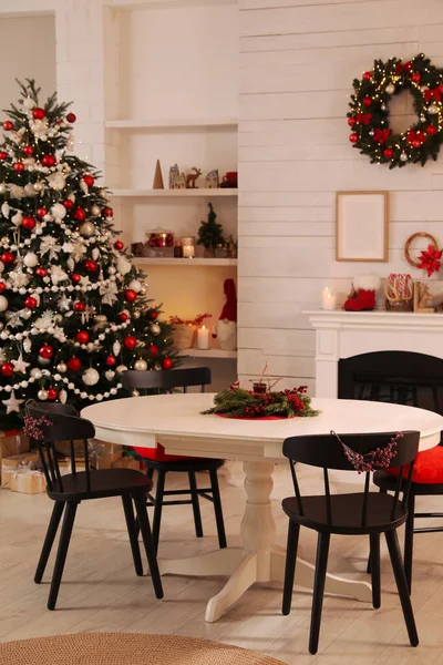 Cozy Dining Room Interior Christmas Tree Festive Decor — Zdjęcie stockowe