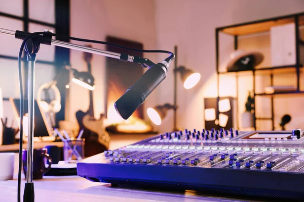 Microfoon Nabij Tafel Met Professionele Mengconsole Radiostudio — Stockfoto