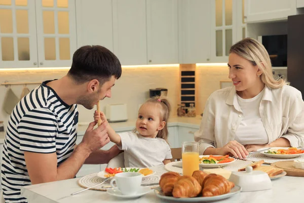 Happy Family Having Breakfast Together Table Kitchen — Foto Stock