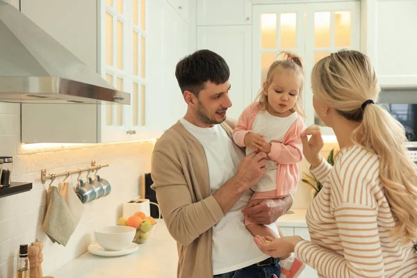 Feliz Família Passar Tempo Juntos Cozinha — Fotografia de Stock