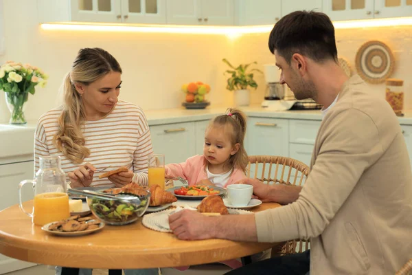 Happy Family Having Breakfast Together Table Kitchen — Fotografia de Stock