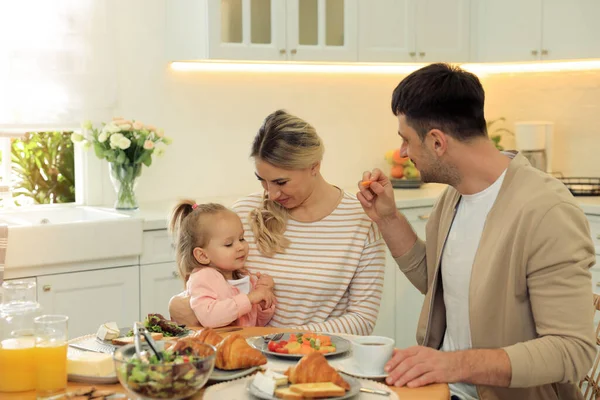 Happy Family Having Breakfast Together Table Kitchen — Foto Stock