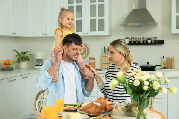 Happy Family Having Fun Breakfast Kitchen — Fotografia de Stock