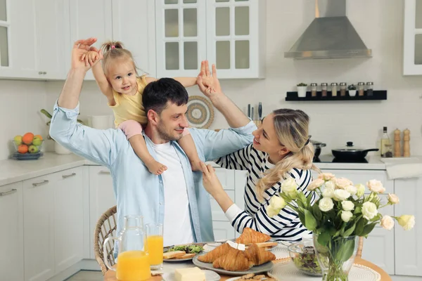 Happy Family Having Fun Breakfast Kitchen — Fotografia de Stock