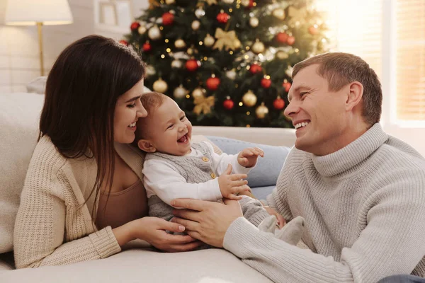 Šťastný Pár Roztomilé Dítě Obývacím Pokoji Zdobené Vánoce — Stock fotografie