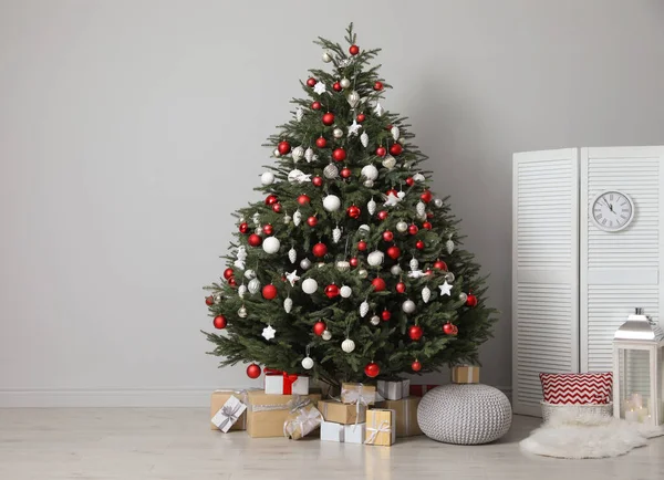 美しく装飾されたクリスマスツリーと部屋の多くのギフトボックス テキストのためのスペース — ストック写真