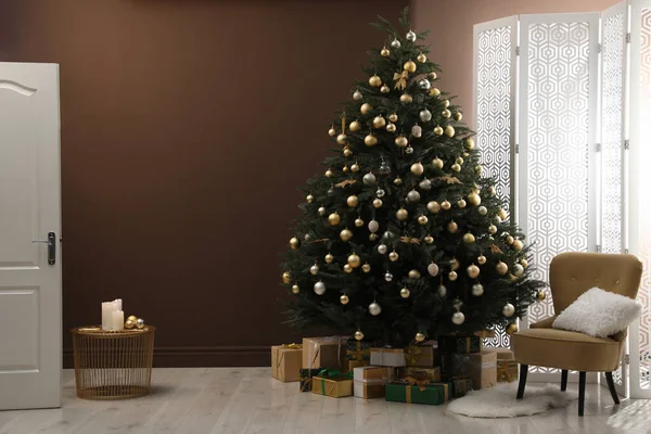 Krásně Zdobené Vánoční Stromeček Mnoho Dárkových Krabic Blízkosti Hnědé Zdi — Stock fotografie