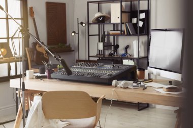 Modern radyo stüdyosunda profesyonel ses ekipmanları