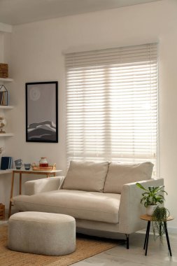 Şık salon iç rahat kanepe ve Osmanlı ile