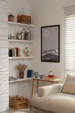 Şık bir oturma odası, rahat bir kanepe ve güzel bir resim.