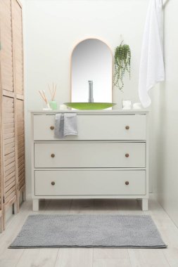 Banyosunda lavabo olan ana dolabın yanındaki minder.