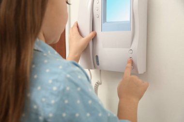 Dahili telefonlara cevap veren sevimli küçük bir kız. Kapalı mekan, kapalı mekan.