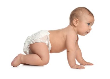 Beyaz arka planda emekleyen bezli şirin bir bebek.