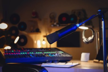 Radyo stüdyosunda profesyonel karıştırma konsolu olan masanın yanındaki mikrofon.