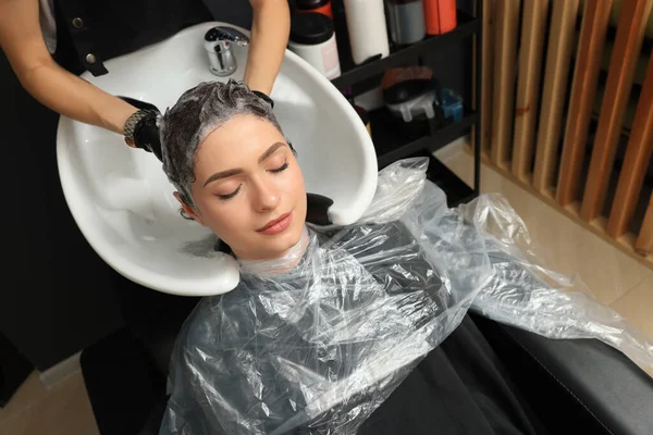 Перукар Промиває Фарбу Волосся Жінки Салоні Краси Зверху — стокове фото