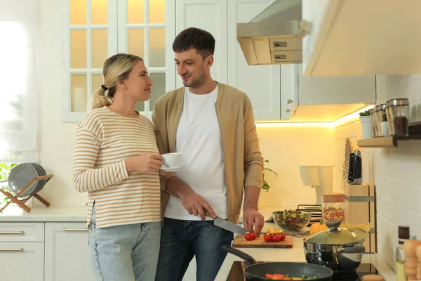 Happy Couple Spending Time Together While Preparing Food Kitchen — Stok fotoğraf