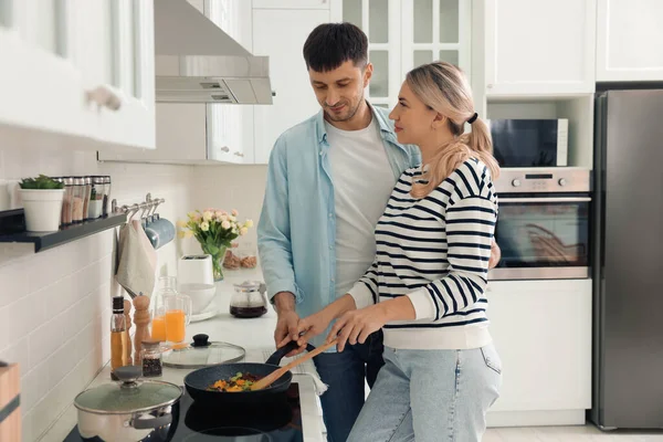 Happy Couple Cooking Breakfast Together Kitchen — Foto de Stock