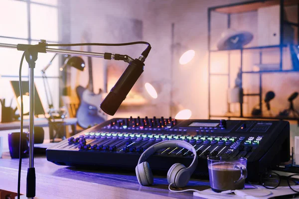 Mikrofonnaher Tisch Mit Professionellem Mischpult Radiostudio — Stockfoto