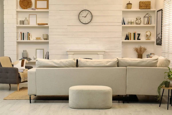 Interior Elegante Sala Estar Com Sofá Confortável Poltrona — Fotografia de Stock