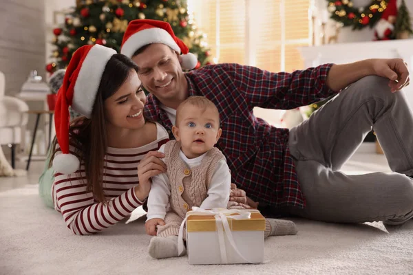 Familia Feliz Con Lindo Bebé Suelo Habitación Decorada Para Navidad —  Fotos de Stock