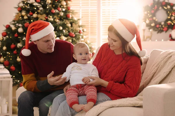 Pareja Feliz Con Lindo Bebé Sofá Habitación Decorada Para Navidad —  Fotos de Stock