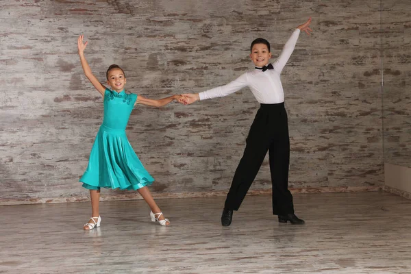 Hermosa Pareja Niños Bailando Juntos Estudio — Foto de Stock