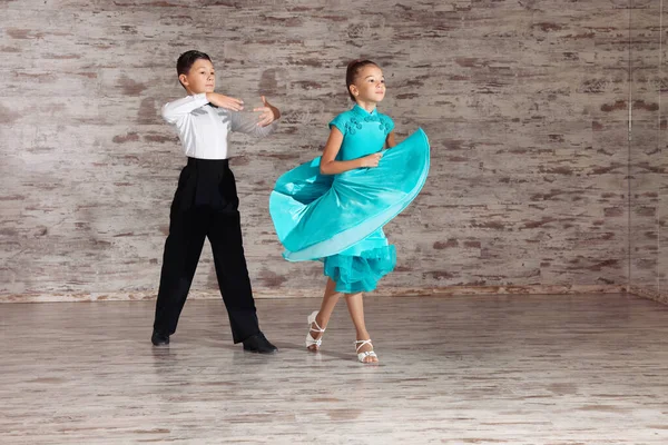 Prachtig Gekleed Paar Kinderen Dansen Samen Studio — Stockfoto