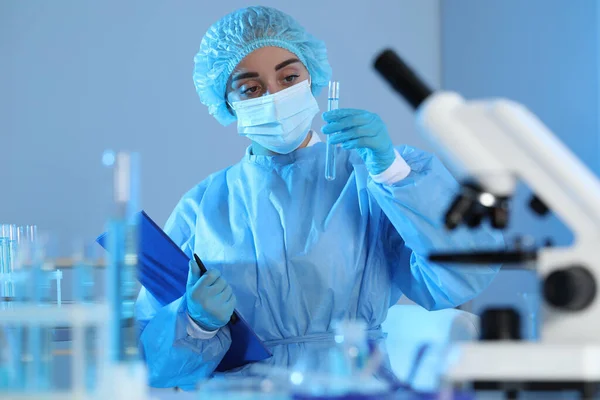 Forskare Som Arbetar Med Prov Laboratorium Medicinsk Forskning — Stockfoto