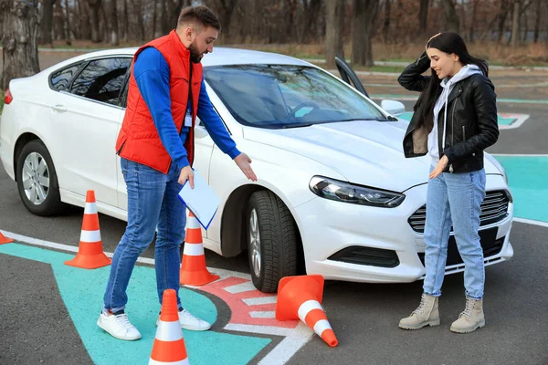 Jovem Com Instrutor Perto Carro Cone Trânsito Caído Livre Exame — Fotografia de Stock