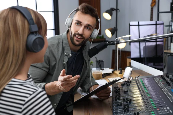 Hombre Entrevistando Mujer Joven Estudio Radio Moderno —  Fotos de Stock