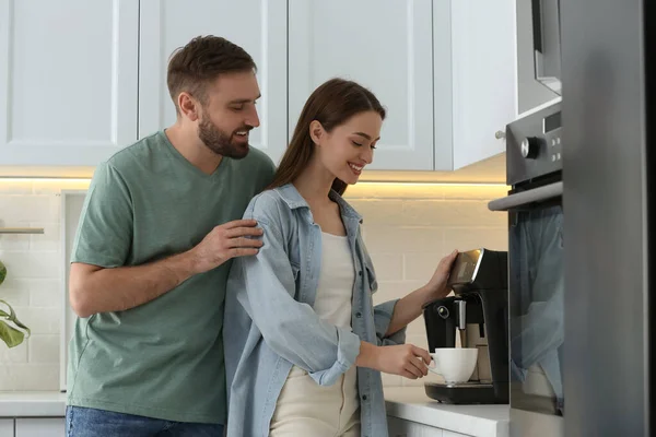 Mutlu Çift Mutfakta Modern Makineyle Taze Aromatik Kahve Hazırlıyor — Stok fotoğraf