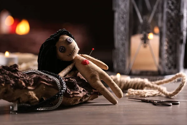Γυναικεία Κούκλα Βουντού Καρφίτσα Στην Καρδιά Και Τελετουργικά Αντικείμενα Ξύλινο — Φωτογραφία Αρχείου