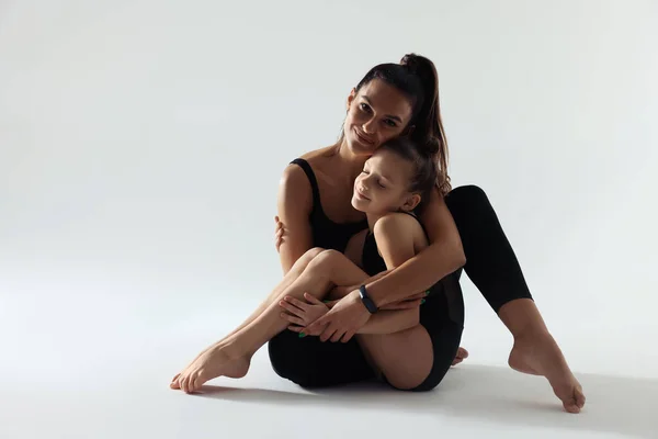 Pequeña Gimnasta Entrenador Sentado Sobre Fondo Blanco —  Fotos de Stock